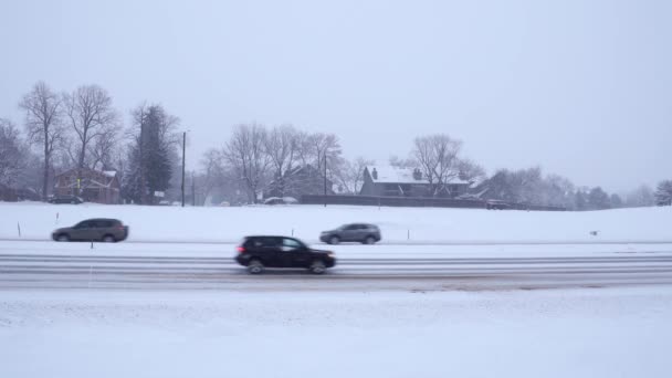 Coches Conduciendo Por Carretera Cubierta Nieve — Vídeos de Stock