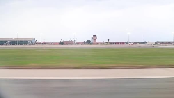 Despegue Desde Avión Interior Vista Través Ventana Aeropuerto — Vídeos de Stock