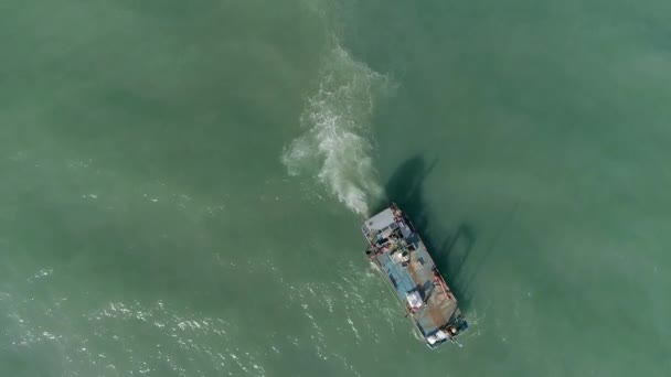 Bovenkant Van Een Ruwe Schelpdieren Werkboot Zeeschip Donker Troebel Water — Stockvideo