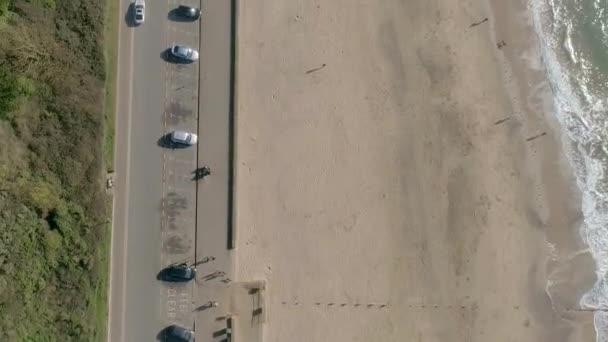 Von Oben Eine Viel Befahrene Straße Entlang Einem Sandstrand Und — Stockvideo