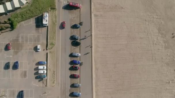 Top Tiro Uma Estrada Beira Mar Olhando Sobre Parque Estacionamento — Vídeo de Stock