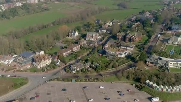 Flyg Panorering Ner Över Exmouth Beach Parkeringsplats Solig Dag Strandstugor — Stockvideo