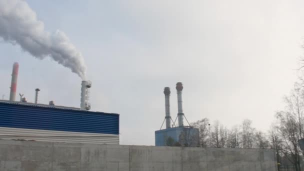 Pan Industriële Schoorstenen Die Rook Door Schoorsteen Blazen — Stockvideo