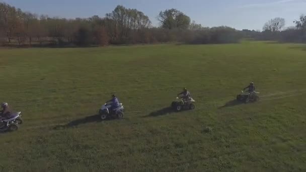 Órbita Drones Sobre Motos Cuádruples Velocidad — Vídeo de stock