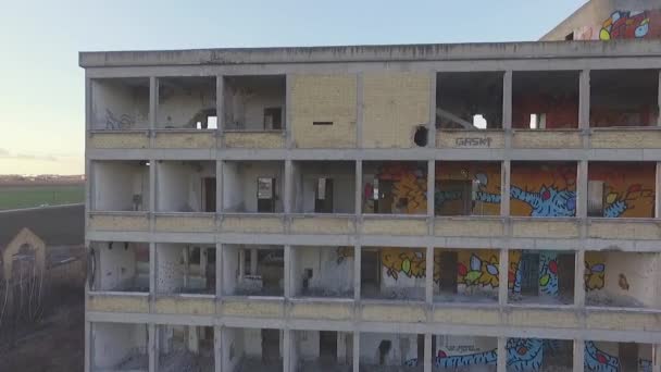 Langsame Drohne Fährt Verlassenem Gebäude Mit Graffiti Vorbei — Stockvideo