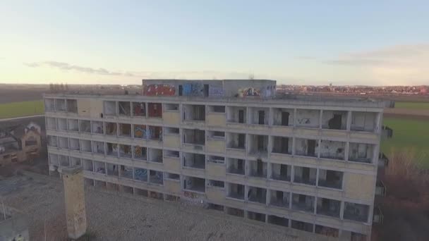 Drone Retira Edificio Abandonado Con Graffiti Encima — Vídeos de Stock