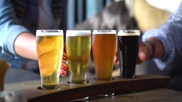 Pareja Joven Bebiendo Degustando Cerveza Restaurante Lujo Con Cervecería Propia — Vídeo de stock