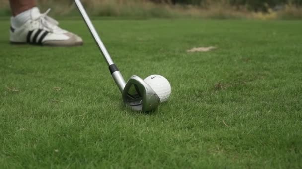 Slowmo Balón Golf Golpeado Por Club Hierba — Vídeo de stock