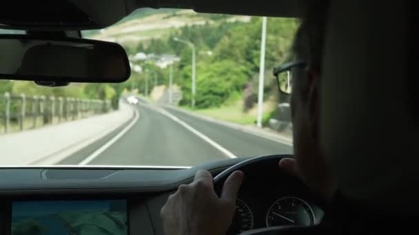 Kaukasischer Mann Mit Brille Fährt Luxusauto Queenstown — Stockvideo