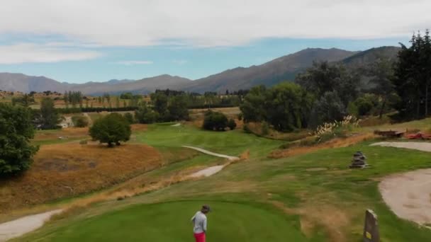 Kobieta Golfistka Uderzająca Piłkę Polu Golfowym Nowej Zelandii Aerial — Wideo stockowe