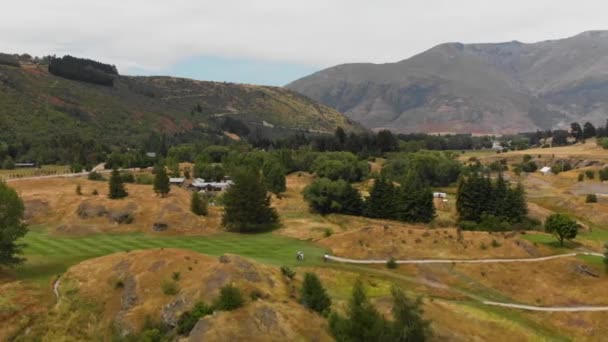 Volar Sobre Campo Golf Nueva Zelanda Aérea — Vídeo de stock