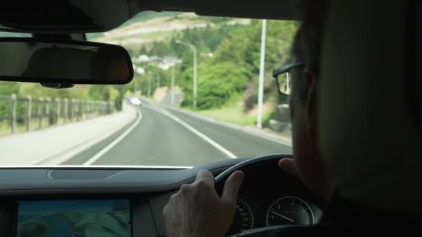 Slowmo Uomo Caucasico Con Occhiali Alla Guida Auto Lusso Queenstown — Video Stock