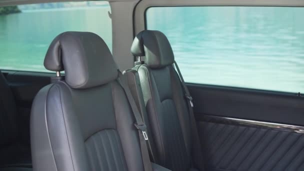 Slowmo Lederen Stoelen Interieur Van Luxe Minibusje Bij Lake Wakatipu — Stockvideo