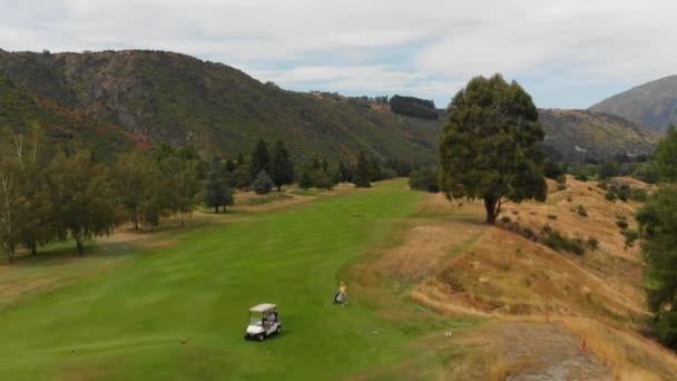 Slowmo Volare Sul Campo Golf Nuova Zelanda Aereo — Video Stock