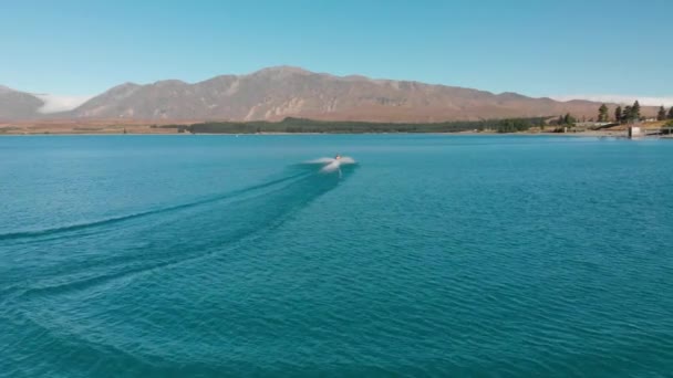 Slowmo Jet Ski Bela Água Azul Turquesa Lago Tekapo Nova — Vídeo de Stock