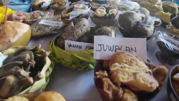 Owoce Warzywa Lokalne Potrawy Przygotowane Przez Kobiety Wspólnoty Ramach Obchodów — Wideo stockowe