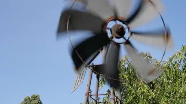 Väderkvarn Farm Tight Shot Som Snurrar Vinden — Stockvideo