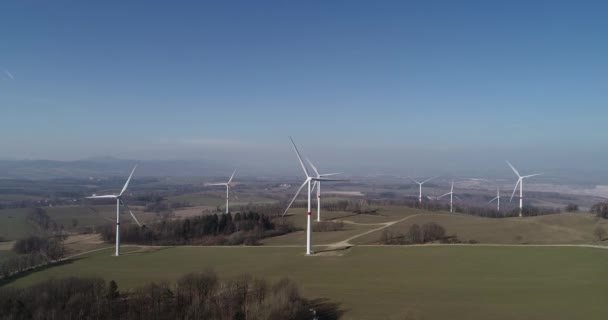 Windturbines Het Veld Slow Motion Shot Van Groene Elektriciteit Tsjechië — Stockvideo