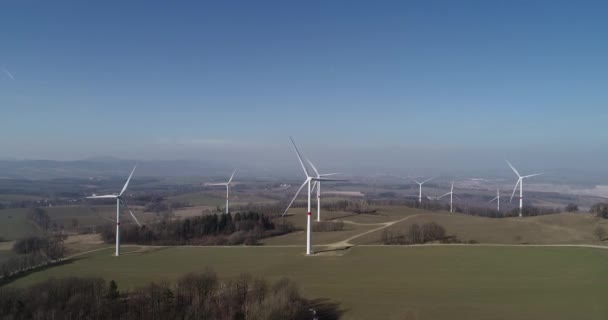 Vindkraftverk Fältet Skott Grön Tjeckien — Stockvideo