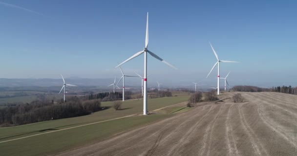Luchtopname Van Windmolens Het Veld Die Groene Elektriciteit Opwekken — Stockvideo