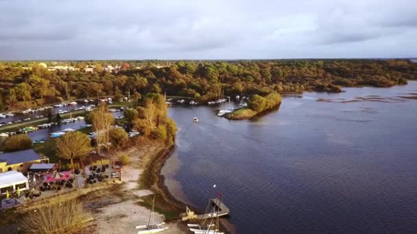 Panela Tiro Aéreo Direto Terra Para Lago Sol Horizonte Biscarrosse — Vídeo de Stock