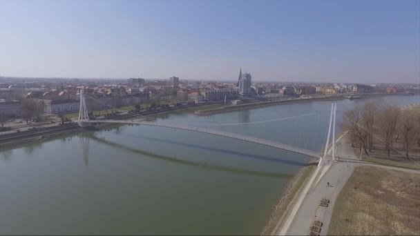 在克罗地亚奥西耶克 无人驾驶飞机飞往一座悬挂式行人天桥 — 图库视频影像