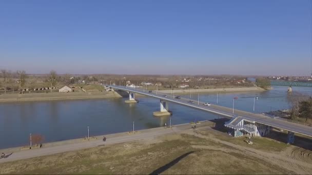 Drone Tirer Arrière Pont Avec Des Véhicules Mouvement — Video