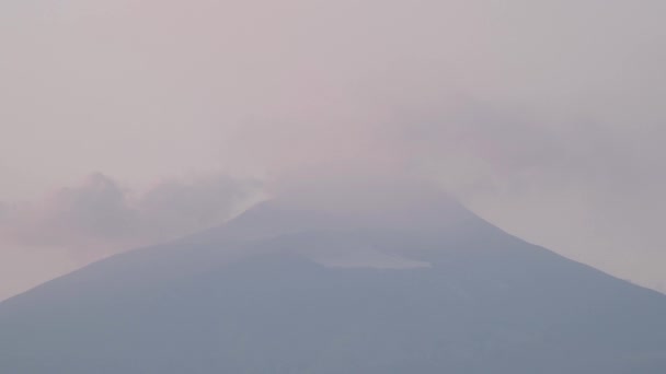 煙霧の中のエトナ火山 — ストック動画