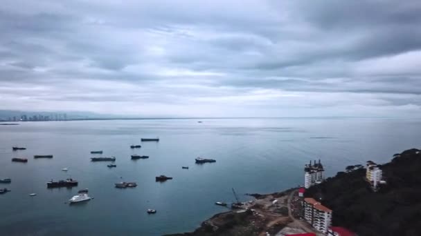 Letecký Snímek Města Mořem Čluny Zátoce 360 Stupňů Panning — Stock video
