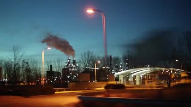 Zona Industrial Con Gran Tubo Humo Blanco Grueso Vierte Tubería — Vídeos de Stock