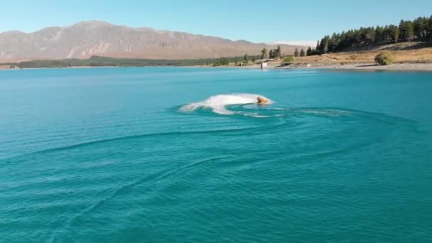 Jet Ski Bela Água Azul Turquesa Lago Tekapo Nova Zelândia — Vídeo de Stock