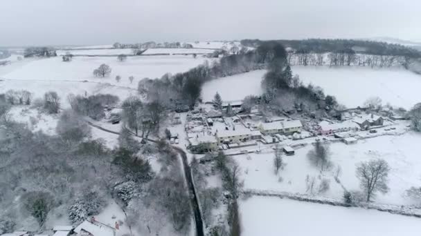 Tracciamento Aereo Avanti Pittoresco Villaggio Inglese Coperto Neve Arroccato Sul — Video Stock