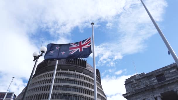 Nieuw Zeelandse Vlag Wappert Halfstok Slow Motion Een Regeringsgebouw Wellington — Stockvideo