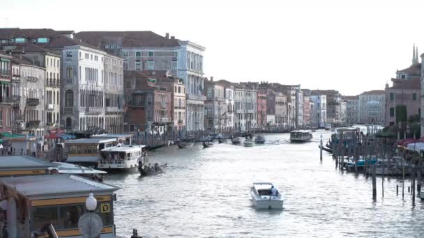 Boten Varen Langs Het Canal Grande Terwijl Toeristen Genieten Van — Stockvideo