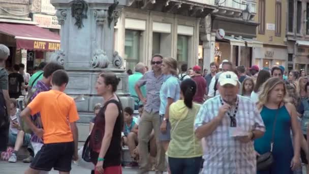 観光客は ヴェネツィア イタリアの有名な通りの眺めを取るために歩くと停止します — ストック動画
