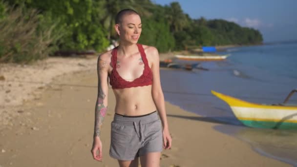 Signora Con Capelli Raccolti Vicino Passeggiate Sulla Spiaggia Vicino All — Video Stock