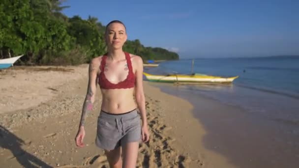 Donna Con Testa Rasata Cammina Sola Una Tranquilla Spiaggia Sabbia — Video Stock