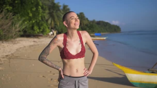 Donna Magra Con Testa Rasata Piedi Una Spiaggia Sul Bordo — Video Stock