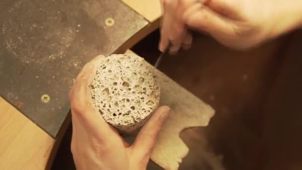 Fazendo Furos Concreto Geopolímero Cilindro Com Arquivo Arredondado Tiro Detalhe — Vídeo de Stock