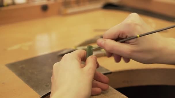 Mücevher Fabrikasında Yeni Zelanda Dan Gelen Yeşil Taştaki Küçük Bir — Stok video