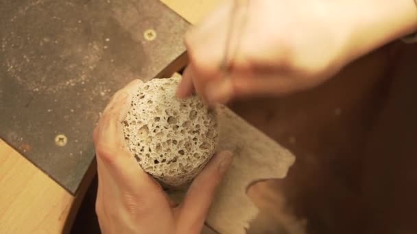 포함된 콘크리트 Geopolymer 실린더에 구멍을 만드는 동작으로 — 비디오