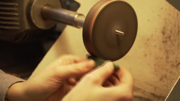 Στιλβώνοντας Πράσινη Πέτρα Από Νέα Ζηλανδία Γυαλιστικό Δίσκου — Αρχείο Βίντεο