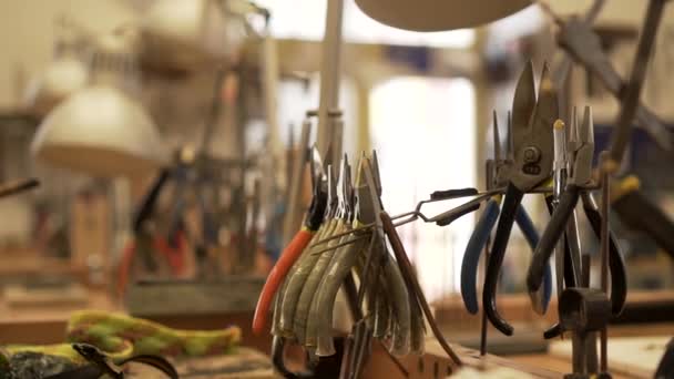 Detail Eines Arbeitszimmers Voller Zangen Pinzetten Splitter Und Anderer Werkzeuge — Stockvideo