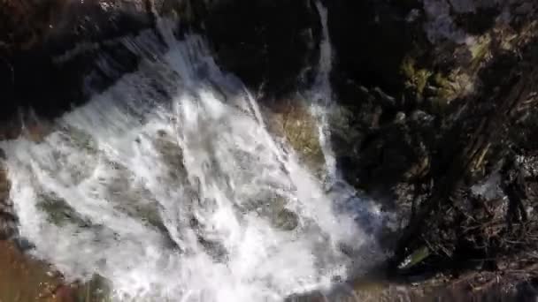 Samolot Lecący Bezpośrednio Nad Wodospadem Ukryty Górach Blue Ridge — Wideo stockowe