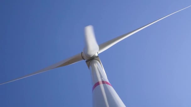 Slowmo Detail Van Windmolen Turbine Rotatie Vanaf Bodem — Stockvideo