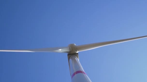 Detail Der Sich Drehenden Windkraftanlage Von Unten — Stockvideo
