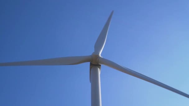 Detail Einer Windkraftanlage Die Sich Mit Blauem Himmel Dreht Zeitlupe — Stockvideo