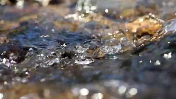 Movimento Lento Tiro Apertado Bela Faísca Água Que Flui Para — Vídeo de Stock