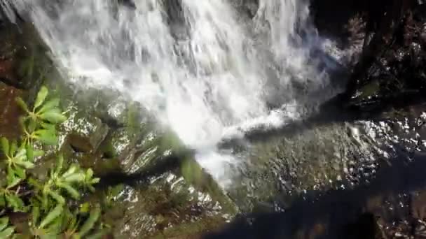 Blowing Rock Kuzey Carolina Yakınlarındaki Bir Dağ Şelalesinin Tepesine Hava — Stok video