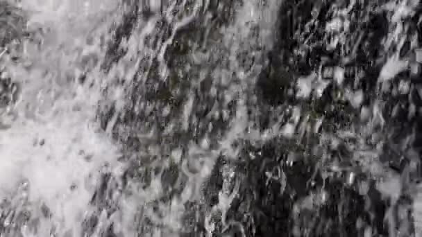 Lambat Gerak Latar Belakang Air Menerjang Bawah Air Terjun Ditembak — Stok Video